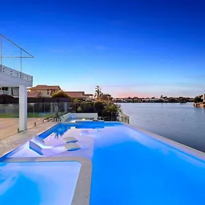 Holiday home Luxury Waterfront, Hot Spa, Style Pool & Firepit Pelican Waters